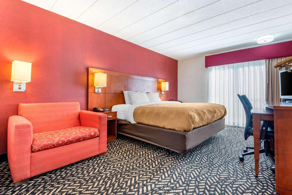 Habitación de hotel con cama, escritorio y silla en Quality Inn Falconer - Jamestown, en Falconer
