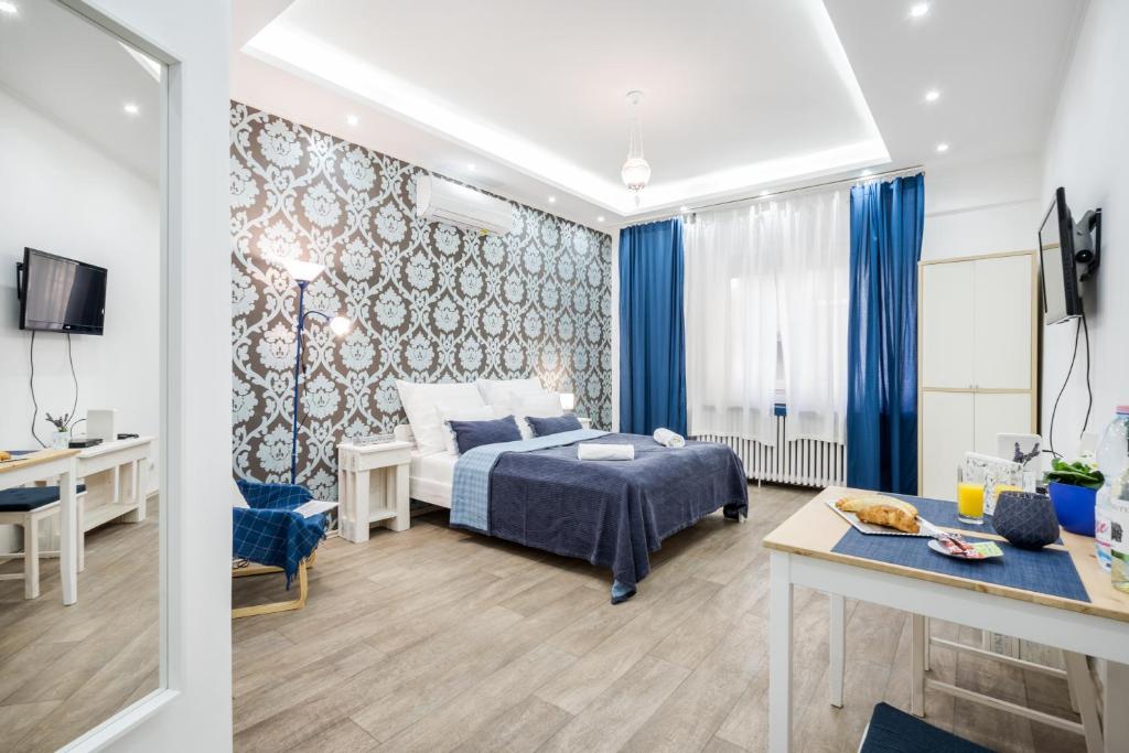 ブダペストにあるBpR SHINY Deluxe Homeのベッドルーム1室(ベッド1台、デスク付)