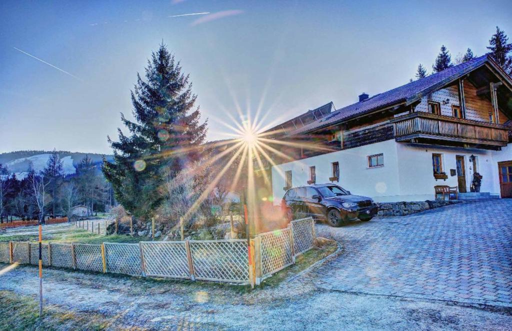 un camión estacionado frente a una casa con un árbol de Navidad en Ferienwohnung Petra, en Bischofsmais