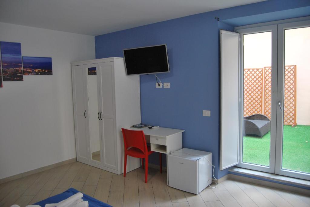TV a/nebo společenská místnost v ubytování Historic Center Suite