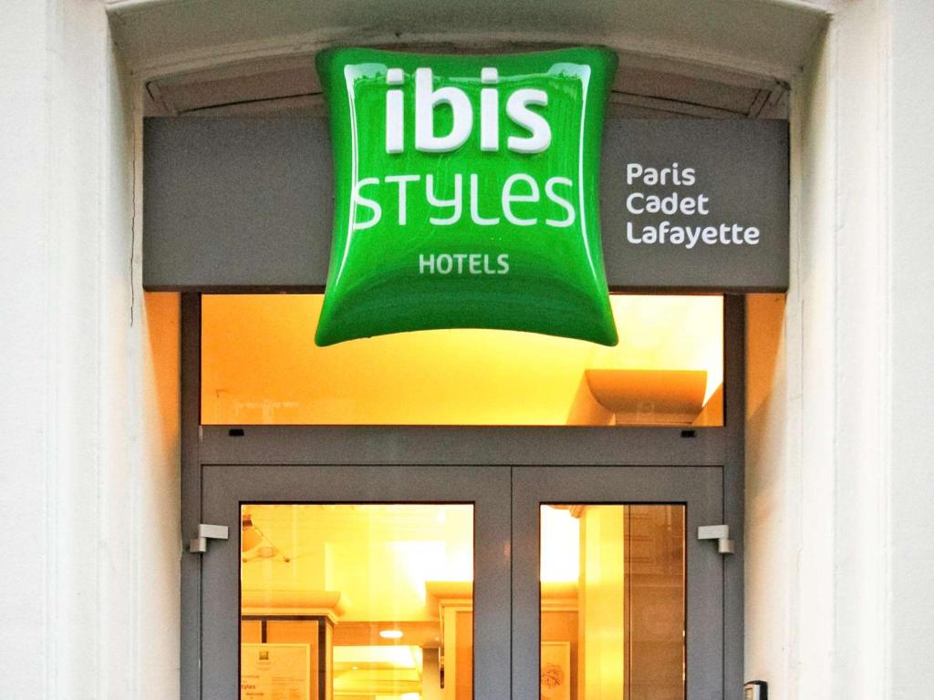una señal en la parte delantera de un edificio en ibis Styles Paris Cadet Lafayette en París