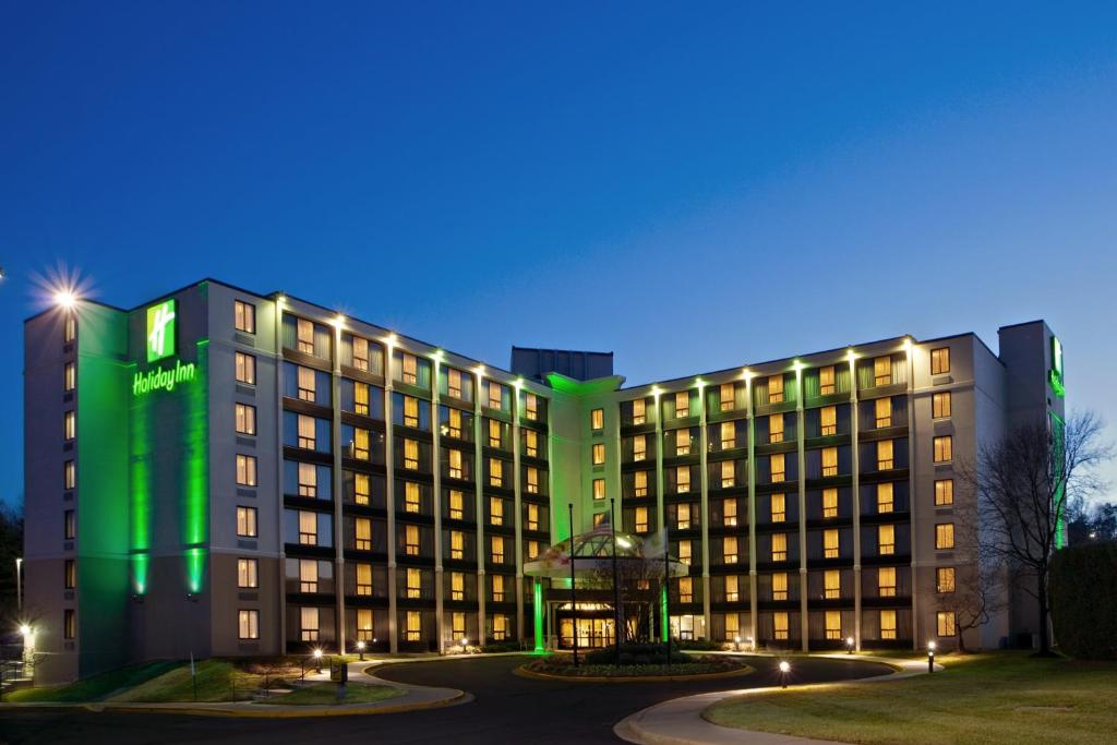 un hotel con un edificio iluminado con luz verde en Holiday Inn Washington D.C. - Greenbelt Maryland, an IHG Hotel, en Greenbelt