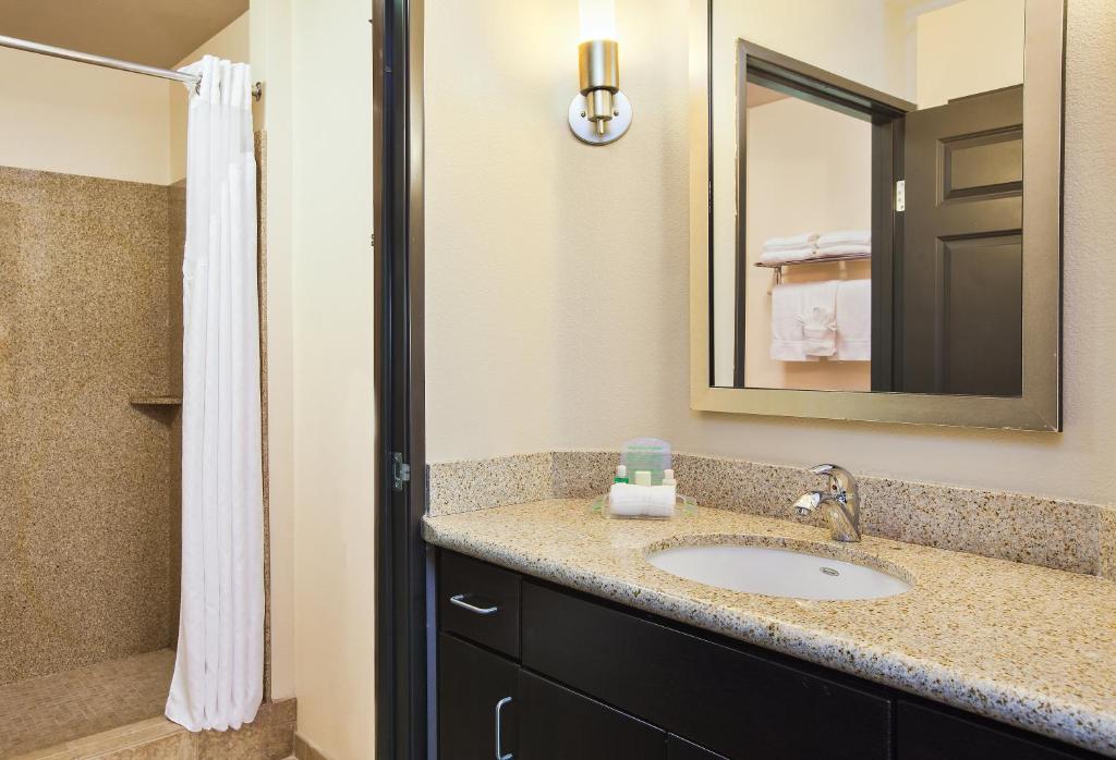 Holiday Inn Oceanside Marina Camp Pendleton by IHG - Room King Estándar