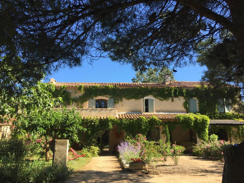 une maison avec un jardin devant dans l'établissement le mas de la bohéme, à Arles
