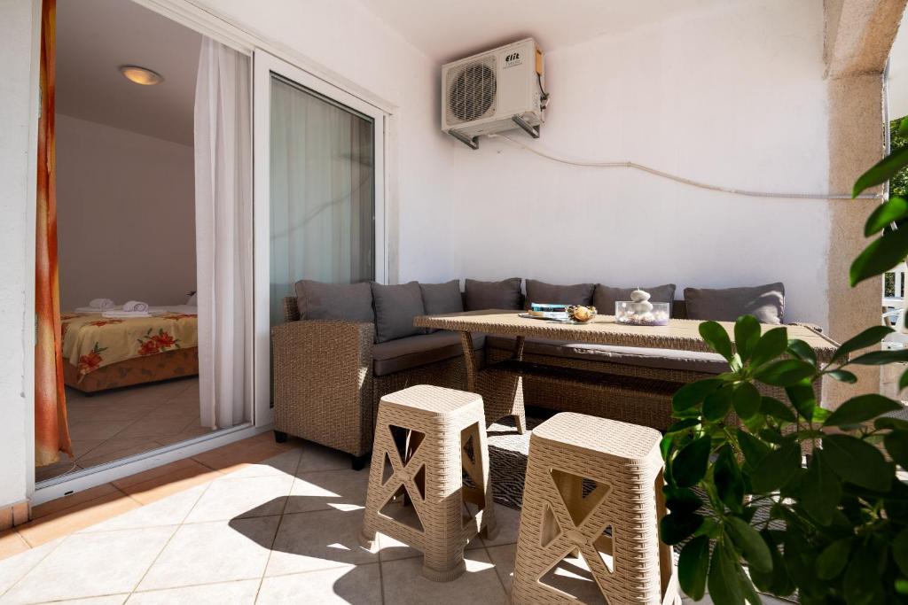 Apartments Matej - Two Bedroom Apartment With Sea View