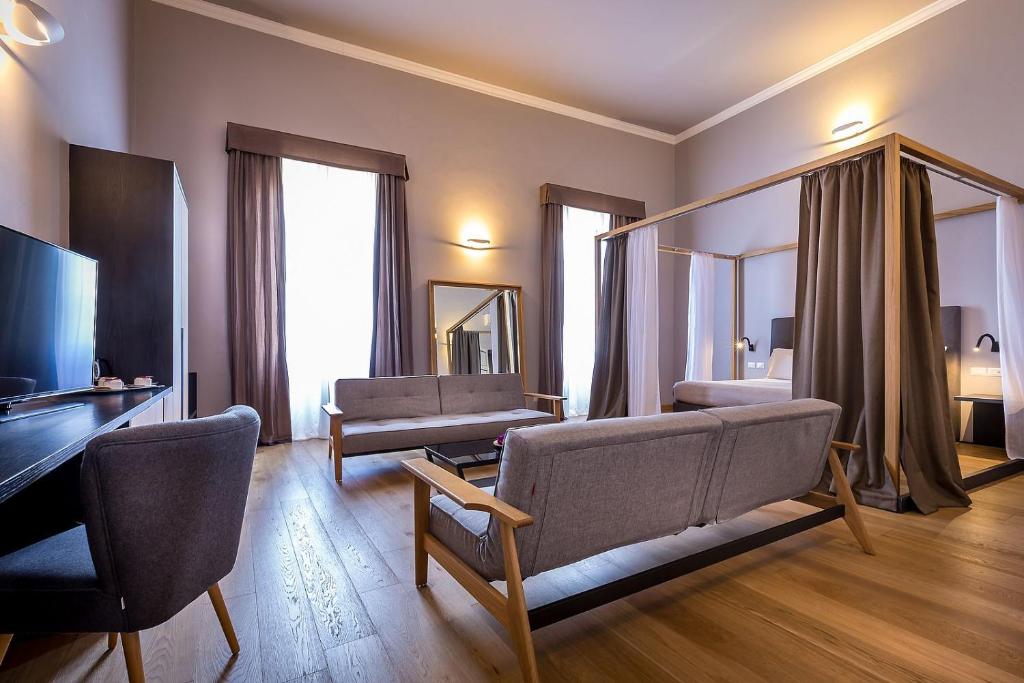 Televízia a/alebo spoločenská miestnosť v ubytovaní Residenza D'Epoca Al Numero 8