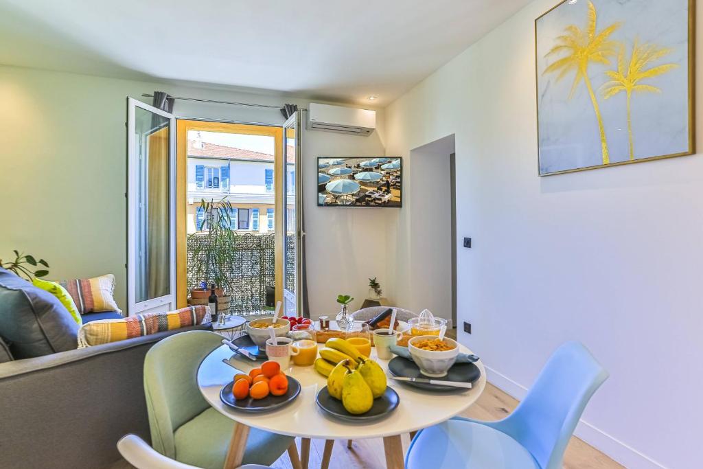 jadalnia ze stołem i owocami w obiekcie Maison Bianchi - Civette Garibaldi w Nicei