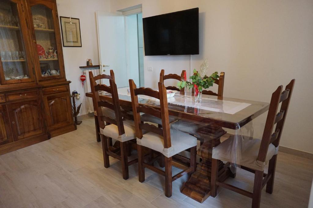 stół jadalny z krzesłami i telewizor w obiekcie B&b In Piazza - San Gemini - Umbria w mieście San Gemini