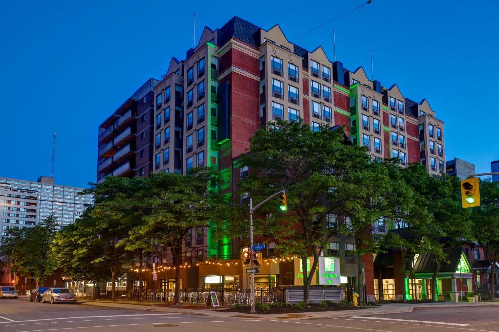 a tall building on a city street with a green traffic light at Holiday Inn - Ottawa Dwtn - Parliament Hill, an IHG Hotel in Ottawa