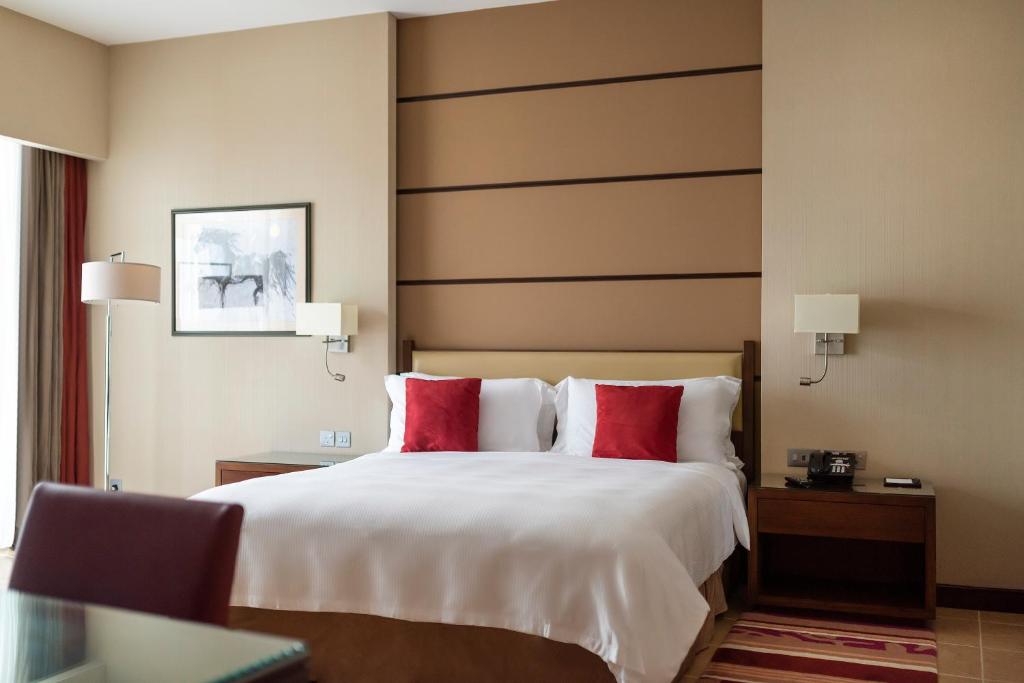 Postel nebo postele na pokoji v ubytování Khalidiya Palace Rayhaan by Rotana, Abu Dhabi