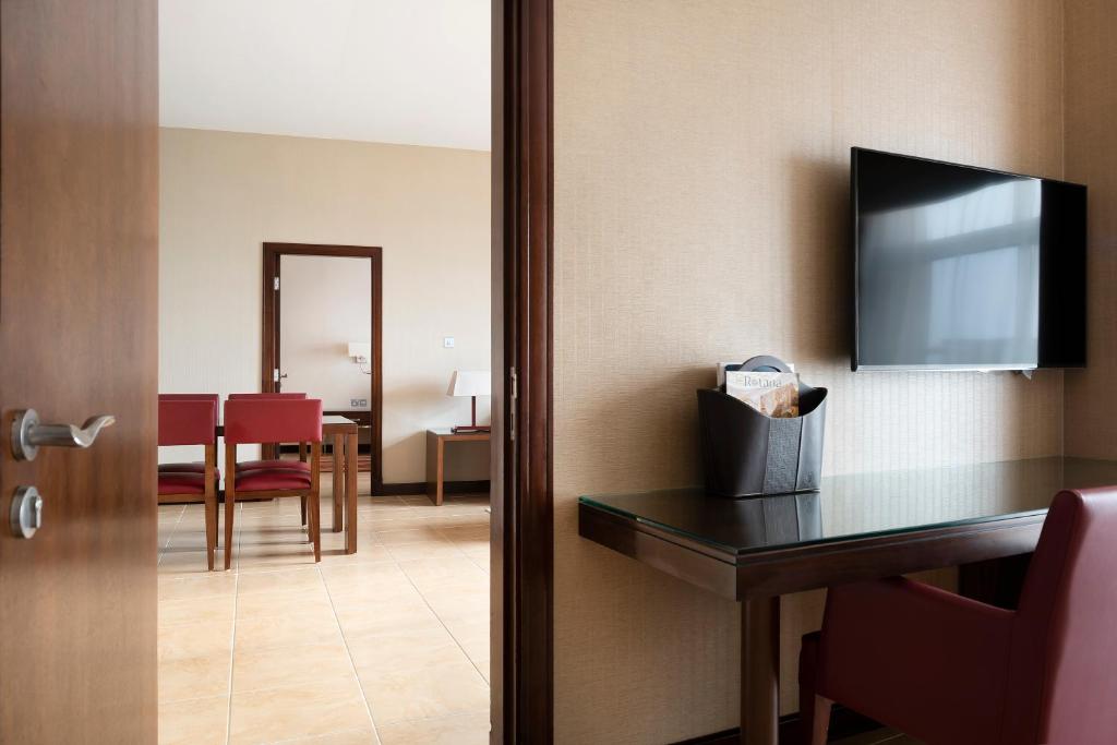 TV a/nebo společenská místnost v ubytování Khalidiya Palace Rayhaan by Rotana, Abu Dhabi