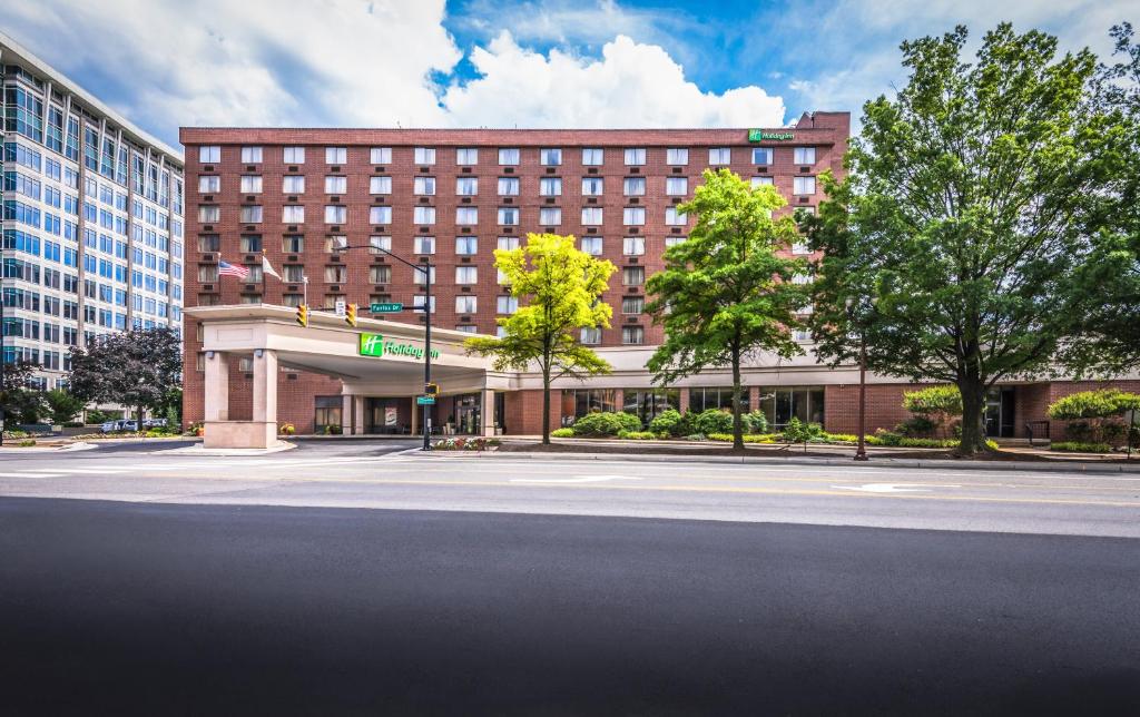 uma rua vazia em frente a um edifício em Holiday Inn Arlington at Ballston, an IHG Hotel em Arlington