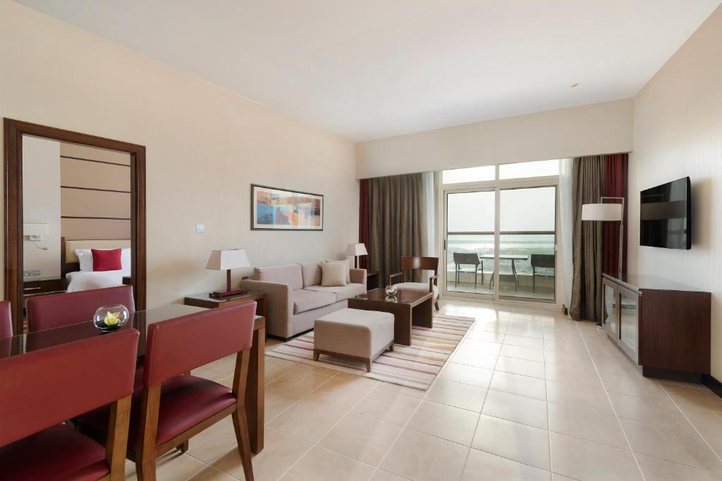 TV a/nebo společenská místnost v ubytování Khalidiya Palace Rayhaan by Rotana, Abu Dhabi