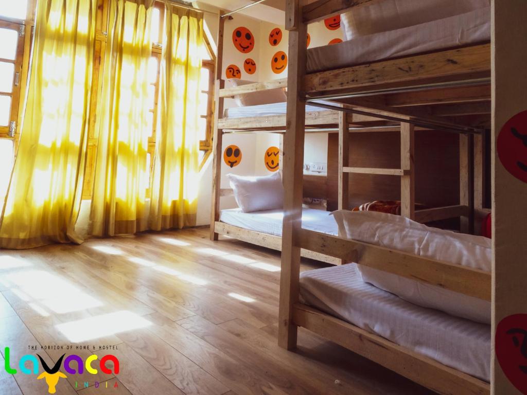 Letto o letti in una camera di La Vaca India Manali