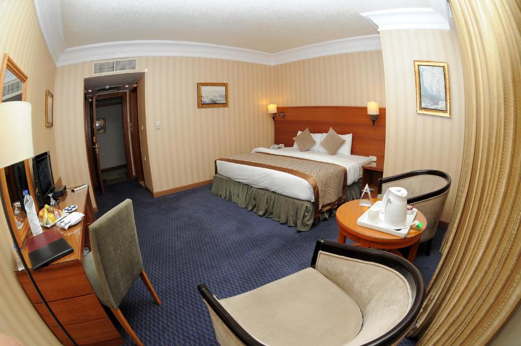 Postel nebo postele na pokoji v ubytování Sadeen Amman Hotel