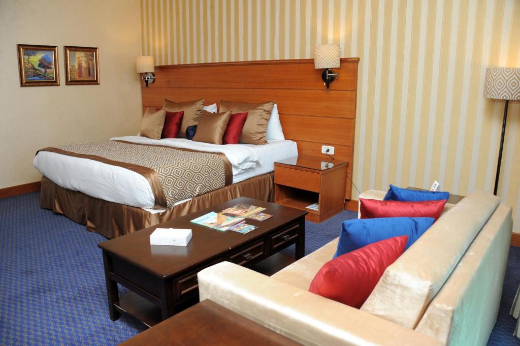 Postel nebo postele na pokoji v ubytování Sadeen Amman Hotel