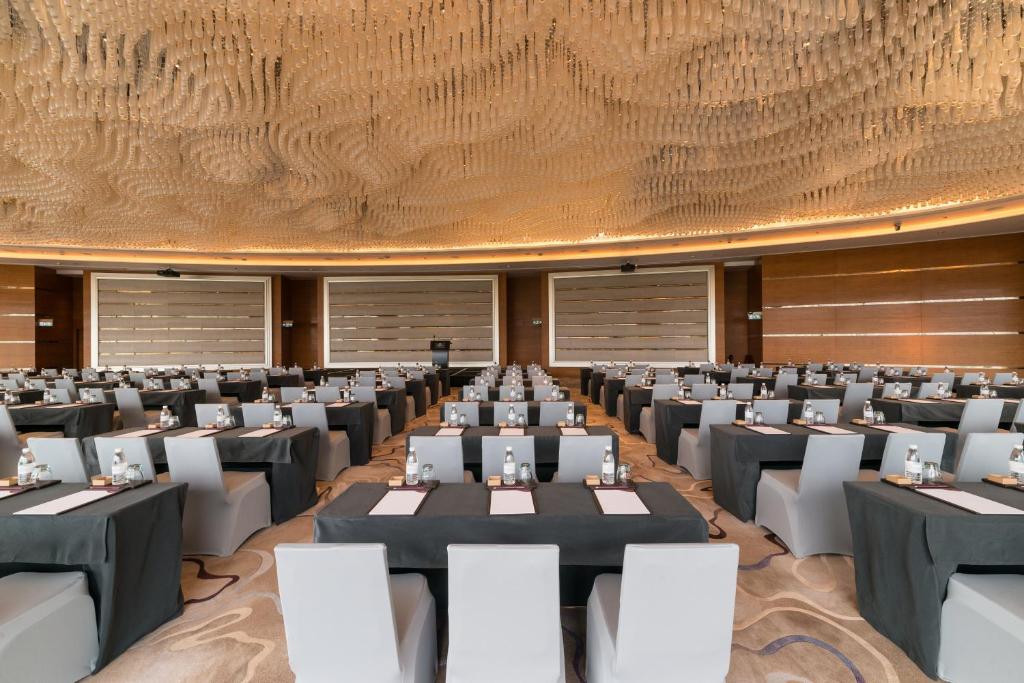 une grande salle de banquet avec des tables et des chaises dans l'établissement Crowne Plaza Macau, an IHG Hotel, à Macao