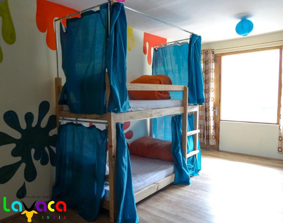 Letto o letti in una camera di La Vaca India Manali