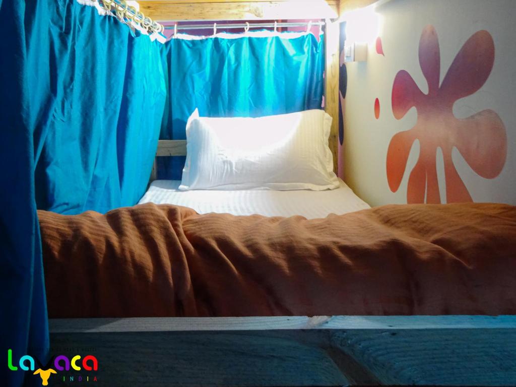 Letto o letti in una camera di La Vaca India Manali