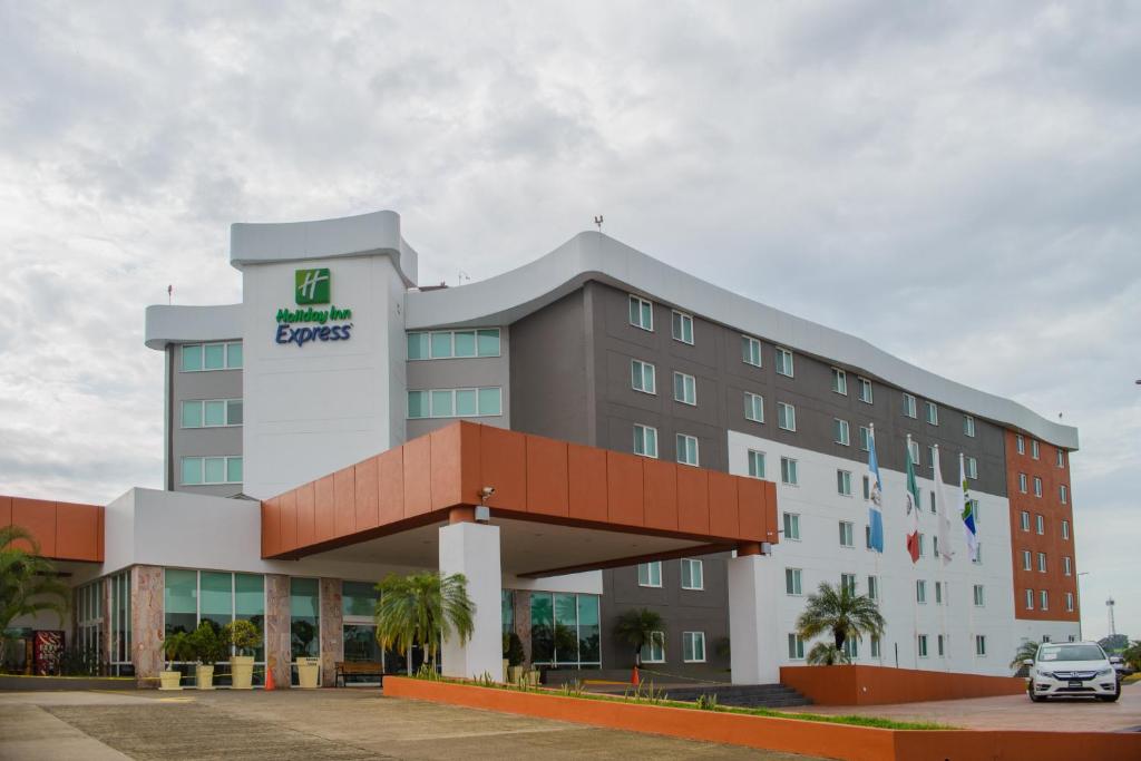 un hotel con un cartel en la parte delantera en Holiday Inn Express Tapachula, an IHG Hotel, en Tapachula