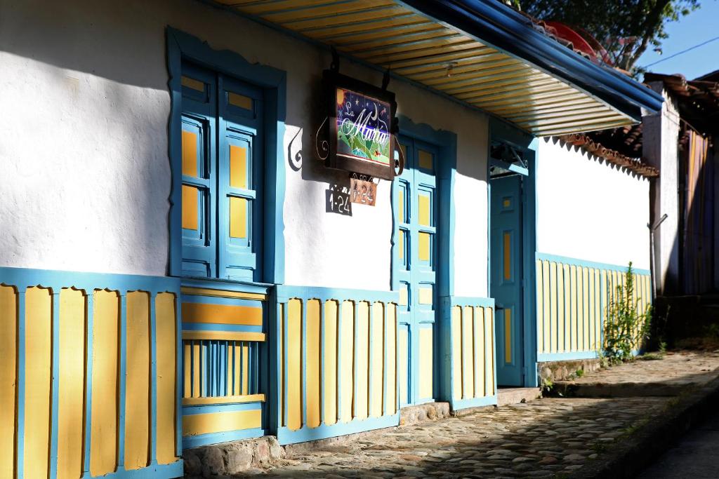 ein Gebäude mit blauen Türen und einem Schild darauf in der Unterkunft Casa La Maria Salento, in Salento