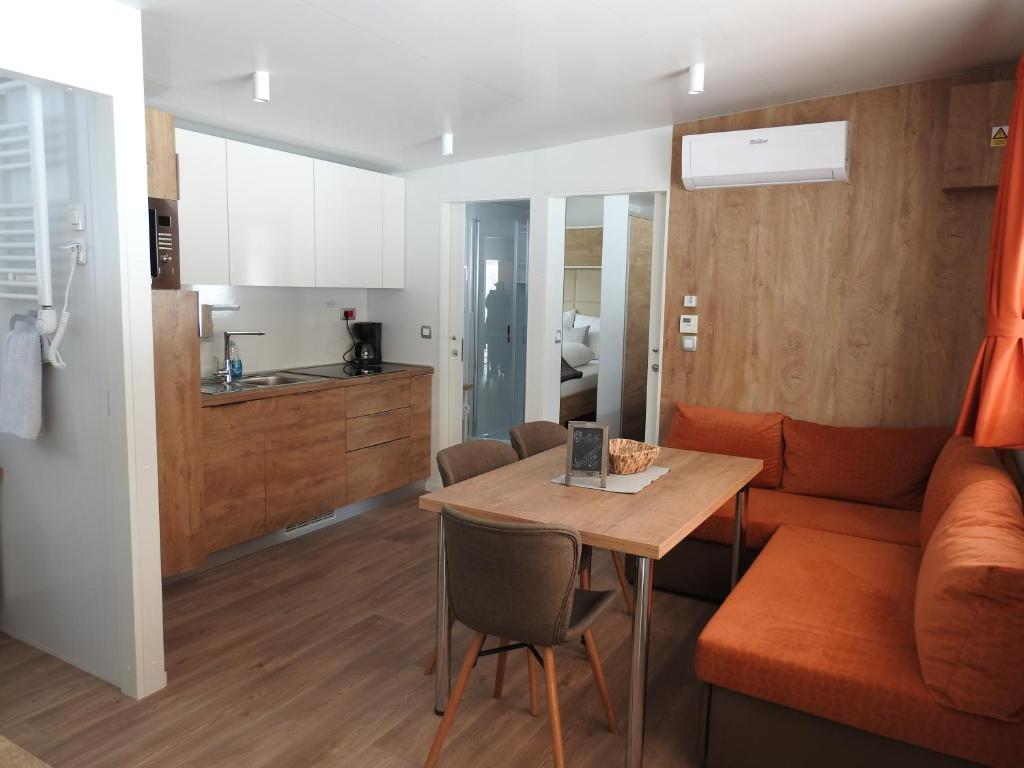 Kuchyň nebo kuchyňský kout v ubytování HOCHoben Chalets & Mobilhomes