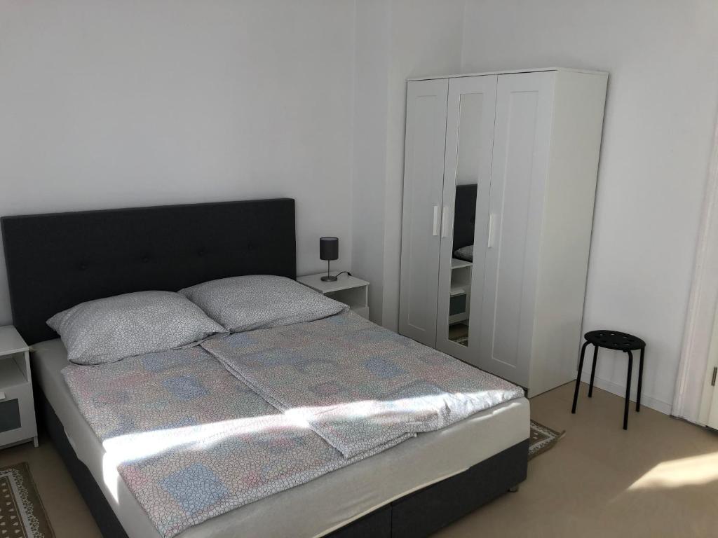 - une chambre avec un grand lit et un miroir dans l'établissement Apartment in EG Schaupenstiel, à Northeim