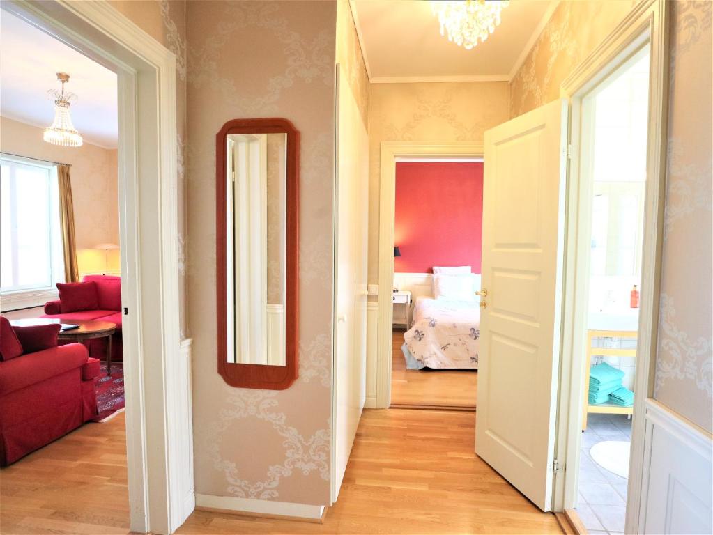 Postel nebo postele na pokoji v ubytování Vänerport Lakefront Hotell