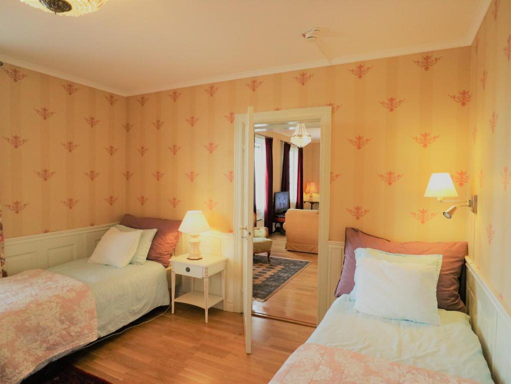 Postel nebo postele na pokoji v ubytování Vänerport Lakefront Hotell
