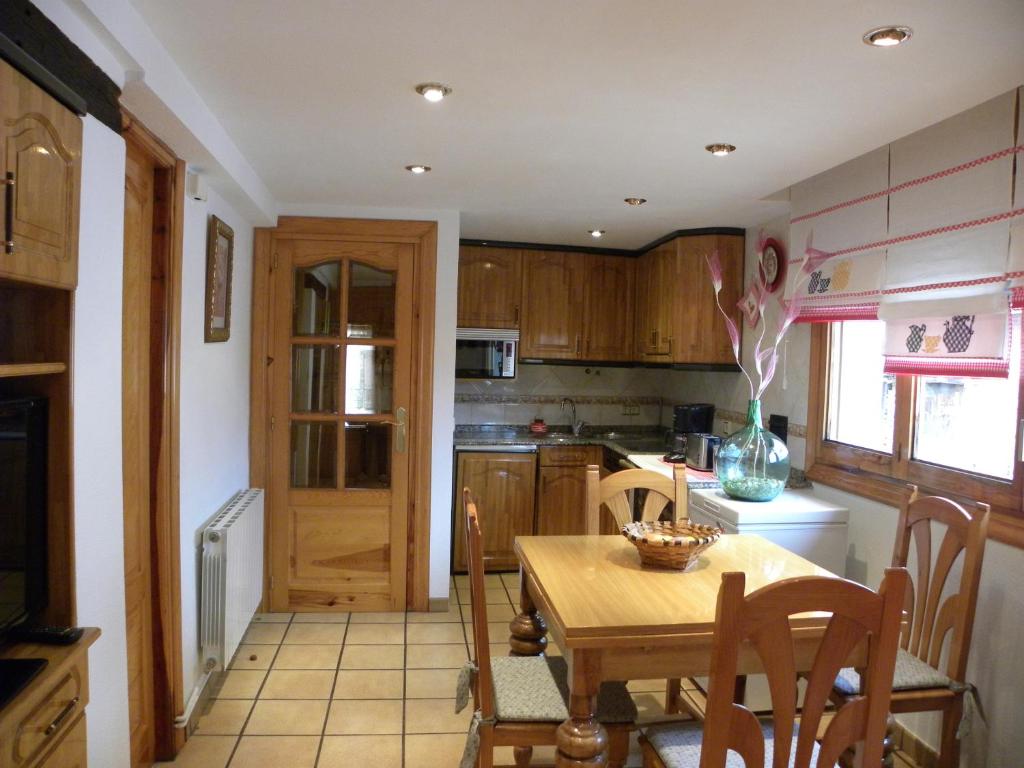 une cuisine avec une table en bois et une salle à manger dans l'établissement Casa el Sotillo, à Villoslada de Cameros