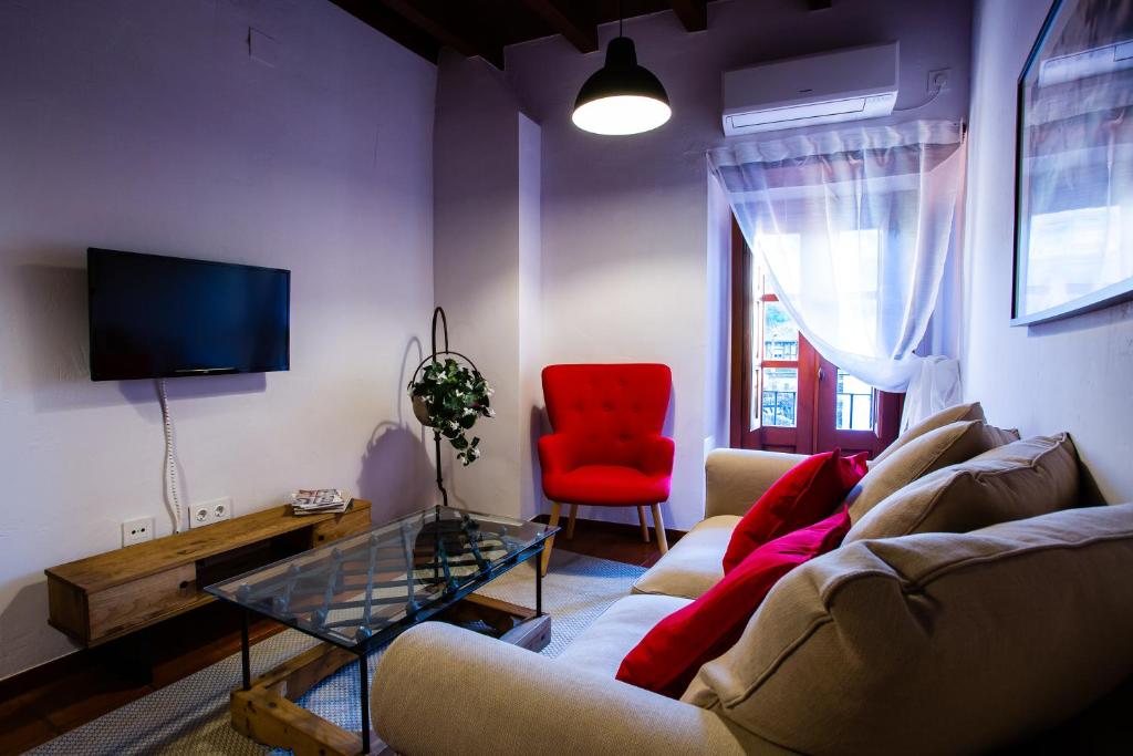 TV a/nebo společenská místnost v ubytování Apartamentos Puente de la Judería