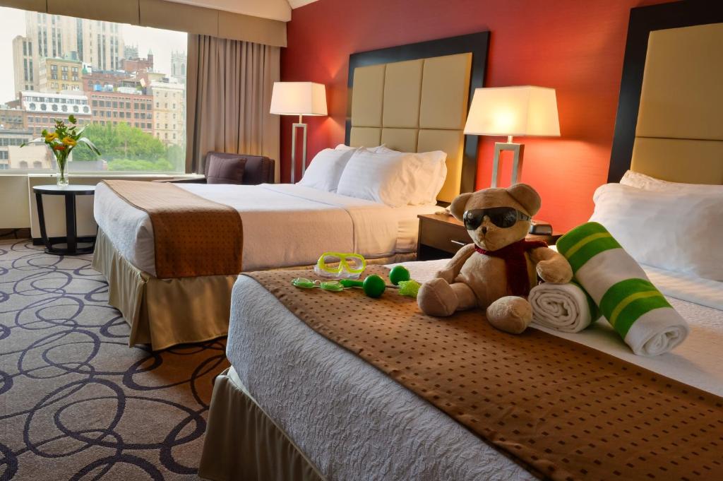 Holiday Inn Montreal Centre Ville Downtown, an IHG Hotel - 标准的大号床，有两个大床 - 高地板