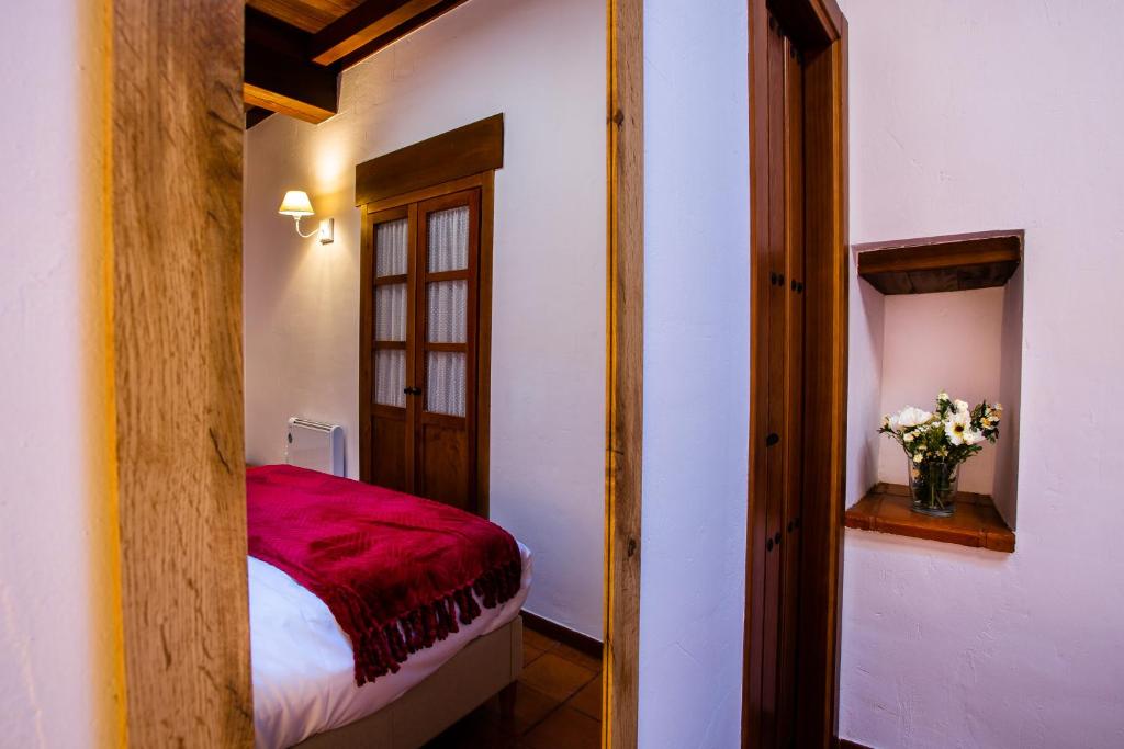 Postel nebo postele na pokoji v ubytování Apartamentos Puente de la Judería