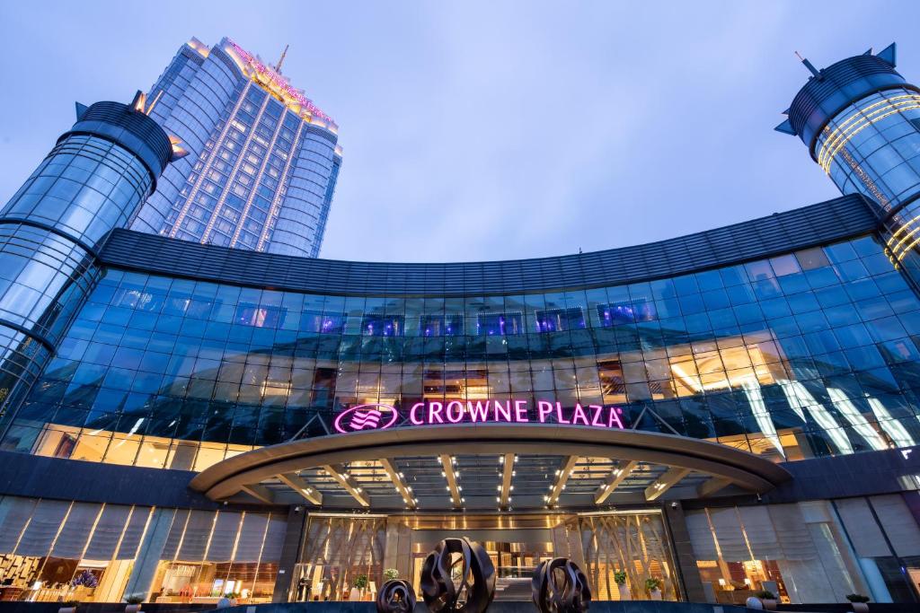 un edificio en la ciudad con un cartel en Crowne Plaza Taizhou, an IHG Hotel, en Taizhou