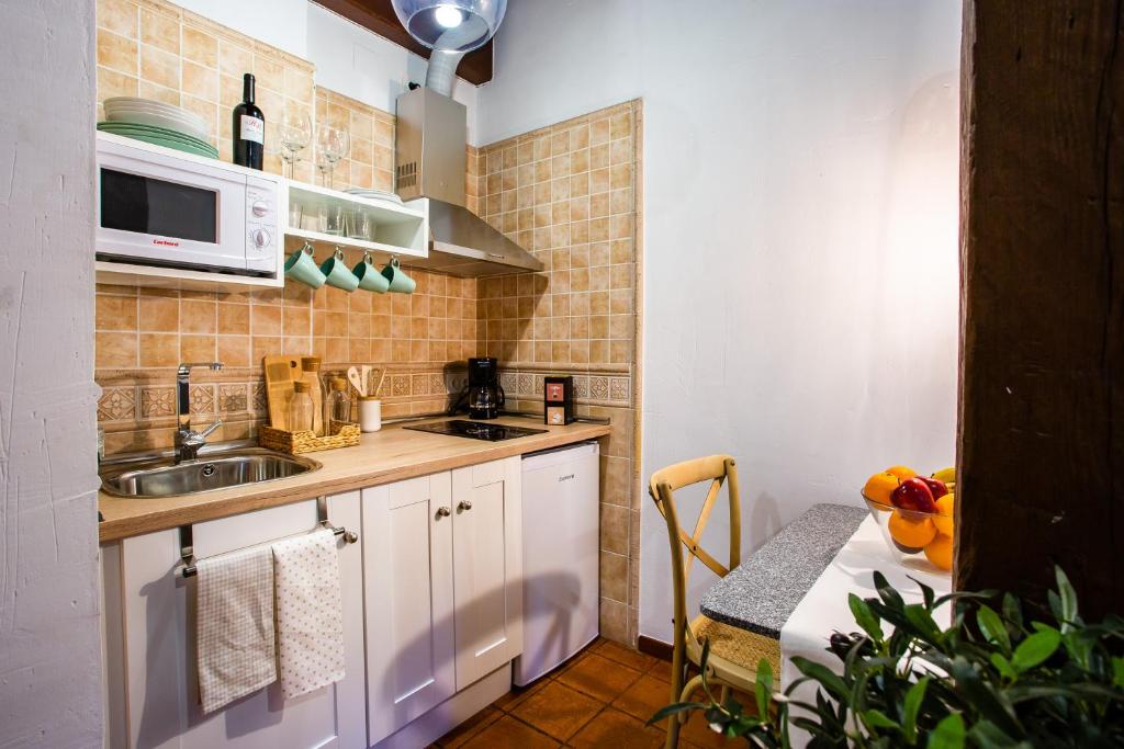 Kuchyň nebo kuchyňský kout v ubytování Apartamentos Puente de la Judería