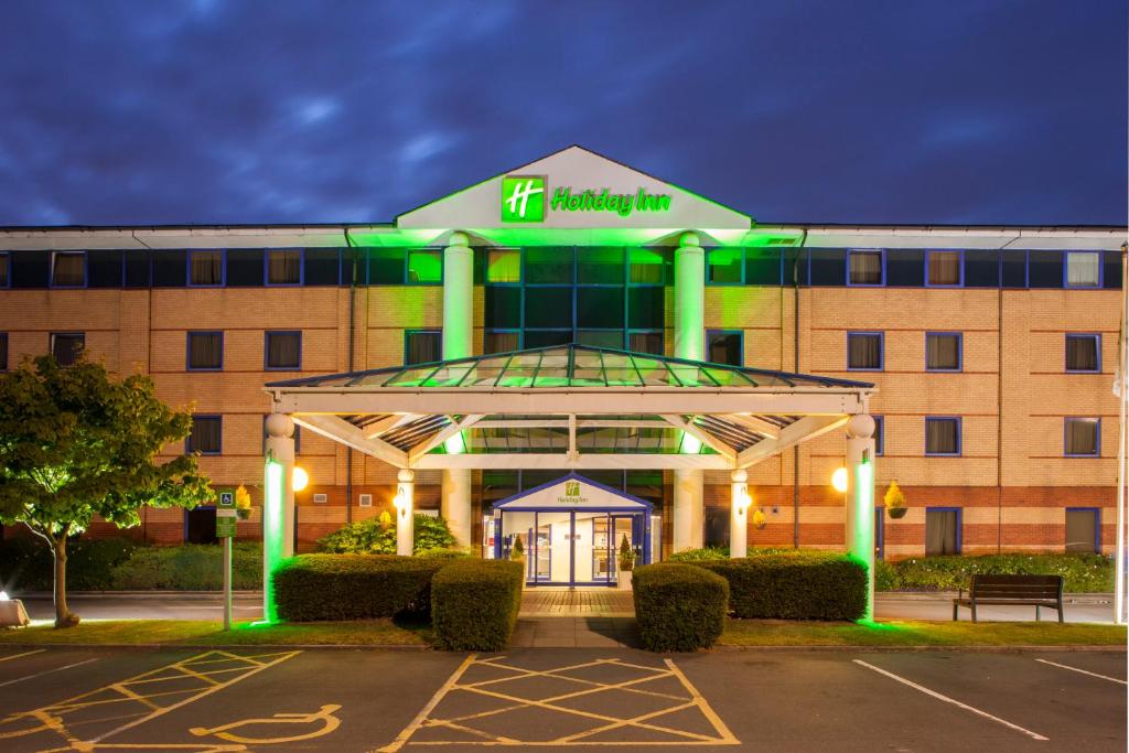 ウォリントンにあるHoliday Inn Warrington by IHGの建物の前にガゼボがあるホテル