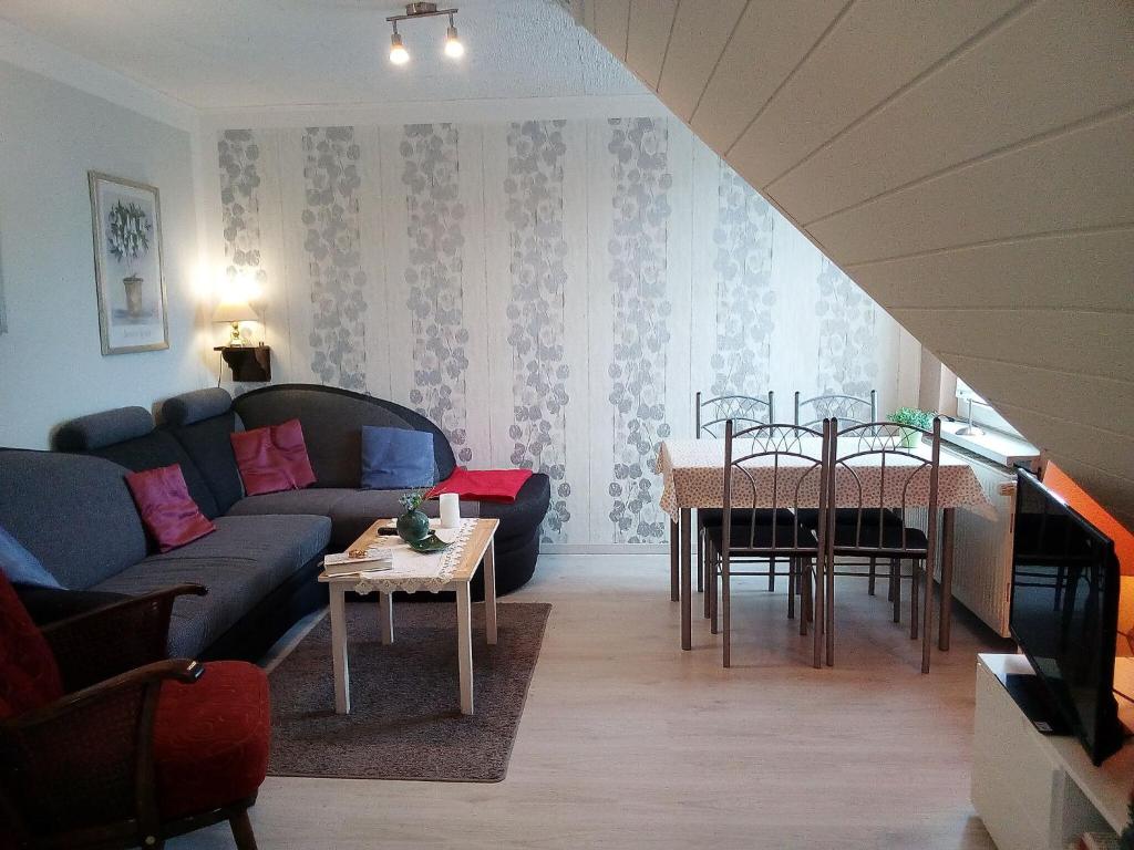 ヴィスマールにあるModern Apartment near Sea in Wismarのリビングルーム(ソファ、テーブル付)