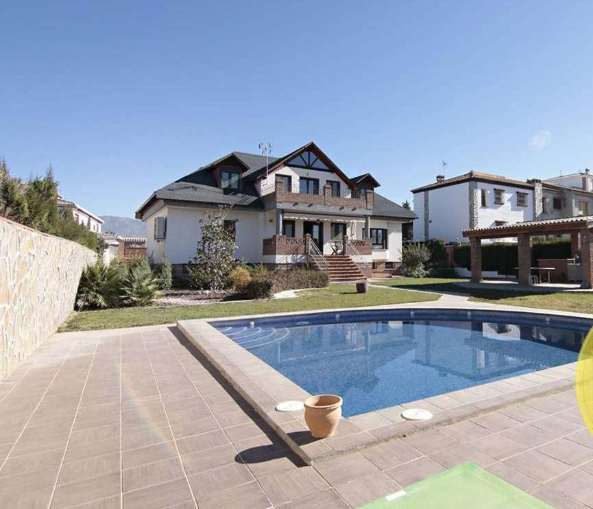 ein Haus mit einem Pool vor einem Haus in der Unterkunft Villa nórdica, Otura in Otura