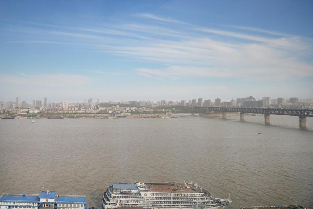 Holiday Inn Wuhan Riverside, an IHG Hotel - One-Bedroom Suite With River View - Top Floor