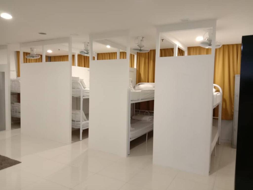 Cette chambre comprend des lits superposés blancs. dans l'établissement Valencia Dorm summer suites KLCC, à Kuala Lumpur