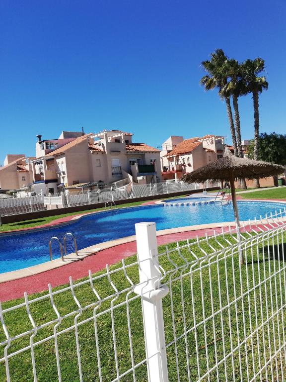 Bazén v ubytování APARTAMENT ORIHUELA COSTA PLAYA FLAMENCA nebo v jeho okolí