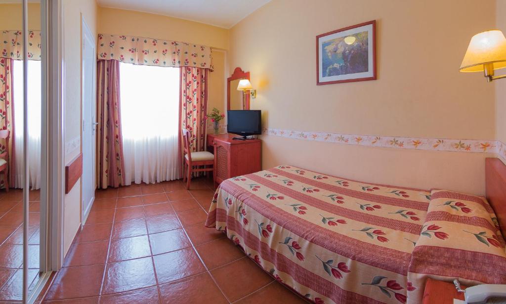 Postel nebo postele na pokoji v ubytování Hotel Monopol