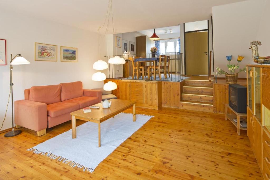 een woonkamer met een bank en een tafel bij Gemutliche 93m2Fewo mit 2 Schlafzimmern und seitlichem Seeblick vom Balkon in Scheid