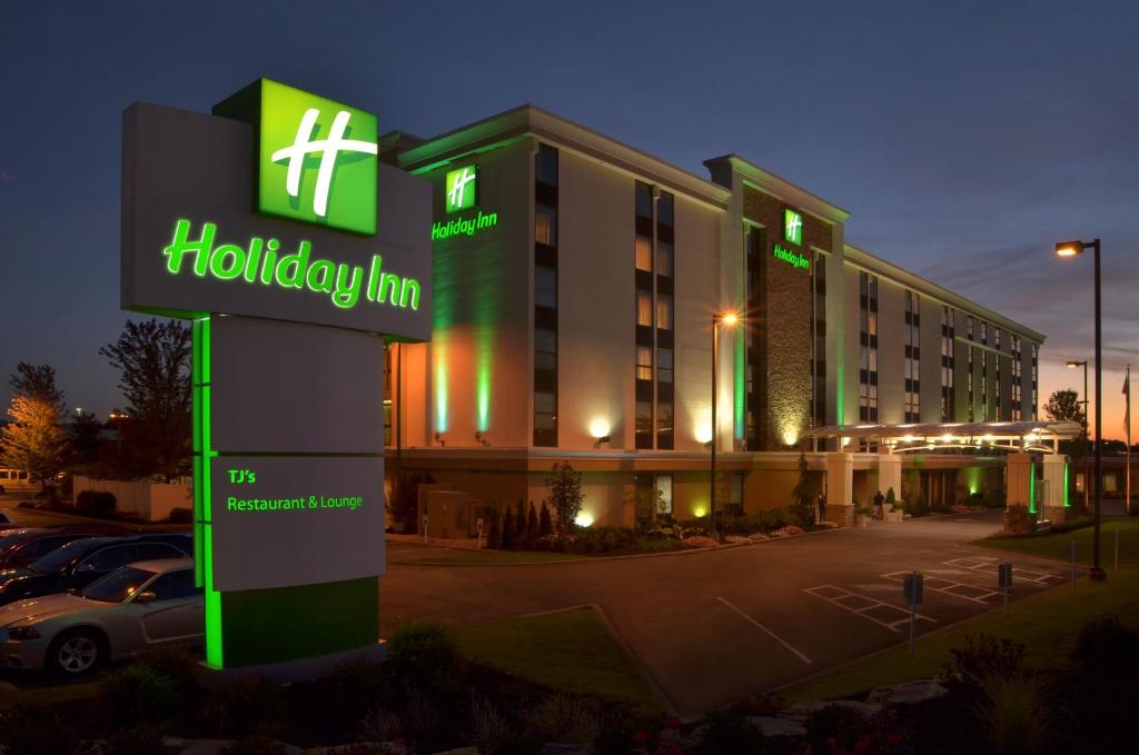 ボードマンにあるHoliday Inn Youngstown-South - Boardman, an IHG Hotelの駐車場前の看板のあるホテル