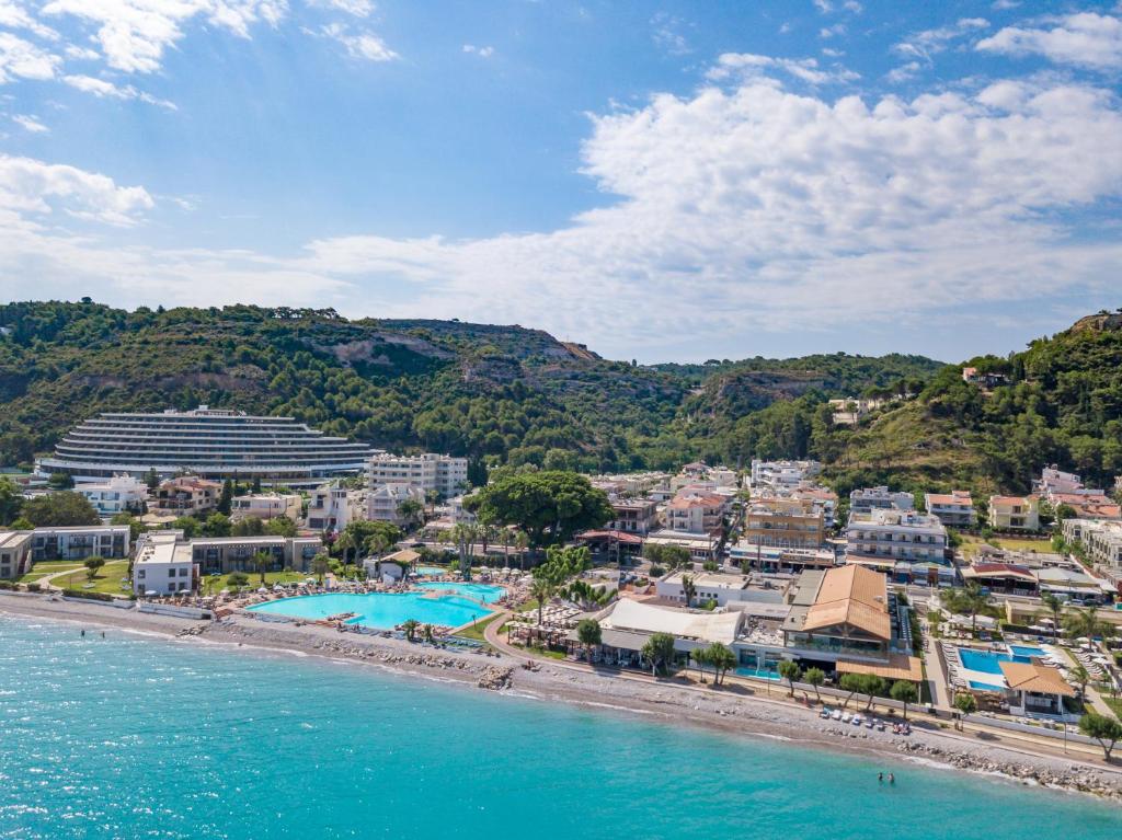 een luchtzicht op een resort op het strand bij Filmar Hotel, Ixia, Rhodes in Ixia