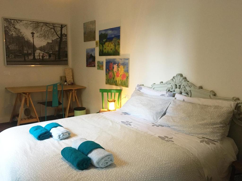 sypialnia z łóżkiem z ręcznikami w obiekcie A casa di Nat w mieście Modena