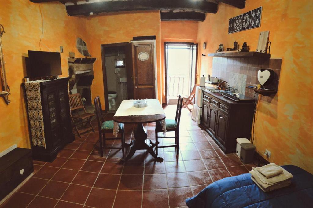 cocina con mesa y sillas en una habitación en La grotta del ghetto, en Pitigliano
