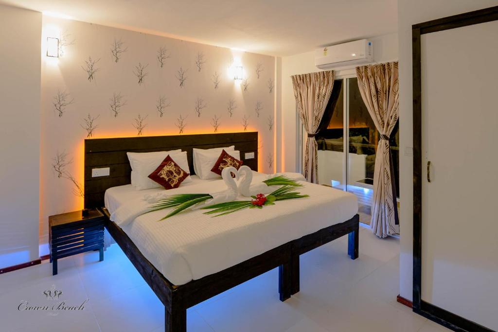 Postel nebo postele na pokoji v ubytování Crown Beach Hotel-Private Bikini Beach