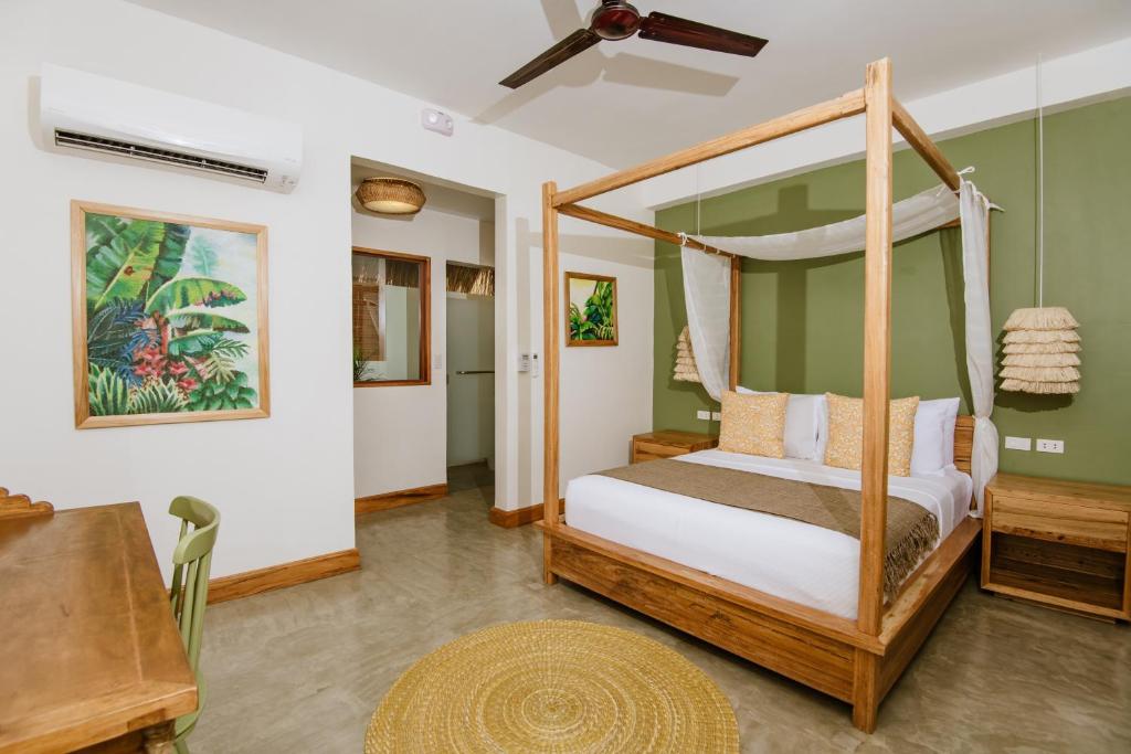 Postel nebo postele na pokoji v ubytování Las Palmas Villas and Casitas Siargao