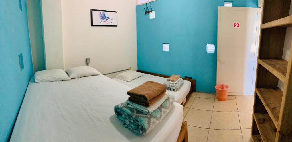 Postel nebo postele na pokoji v ubytování Hostal Bucerias
